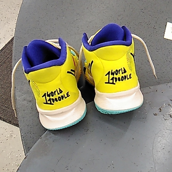 Kyrie sneakers - Picture 2 of 3